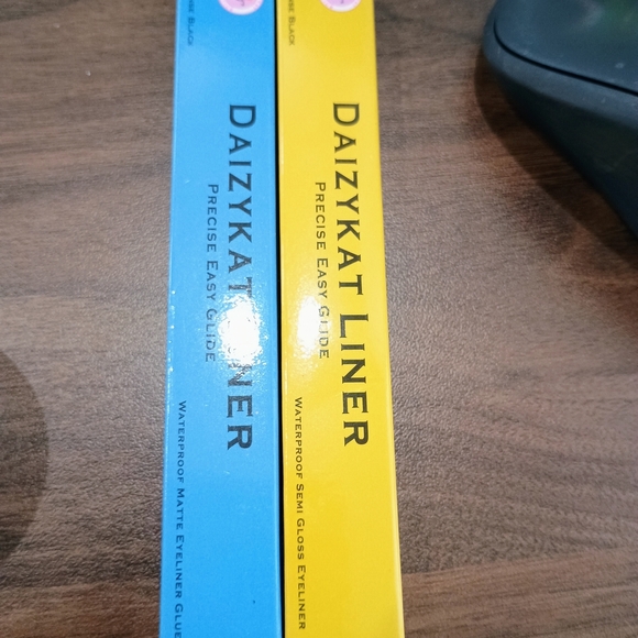 Eyelash And Eye Makeup Bundle. - Picture 5 of 5